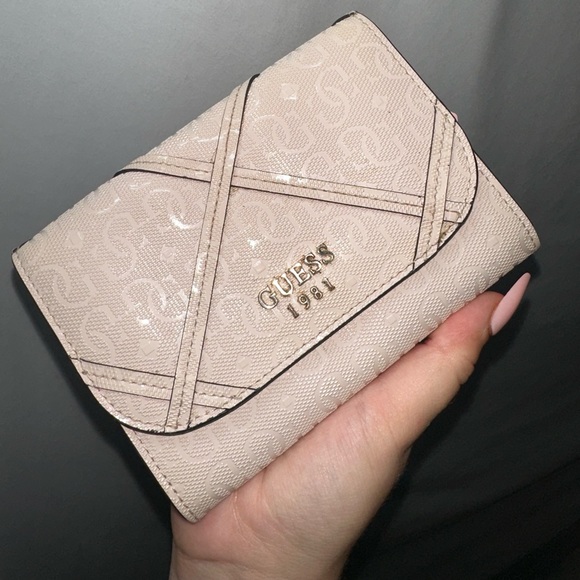 Guess wallet - Picture 1 of 4